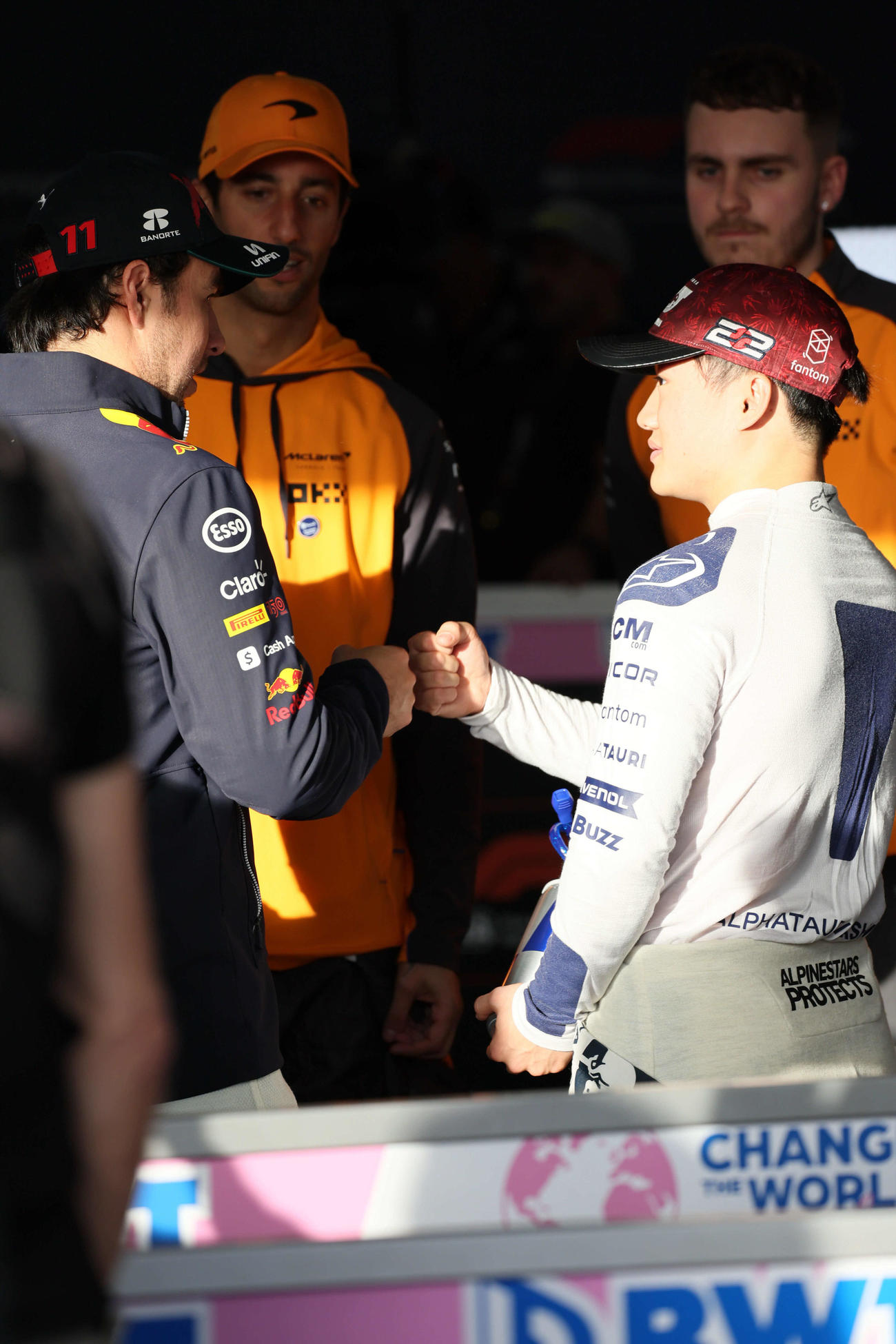 予選を終えたアルファタウリの角田裕毅（右）は、レッドブルのセルジオ・ペレス（左）、マクラーレンのダニエル・リカルド（中央）らとたたえ合う（撮影・宮崎幸一）