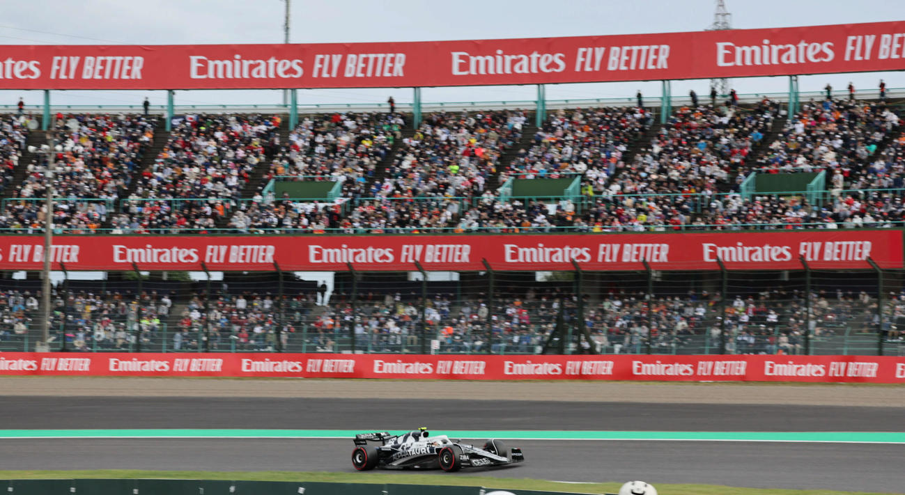 予選日もいっぱいになった1～2コーナースタンドをバックに力走するアルファタウリの角田裕毅（撮影・宮崎幸一）