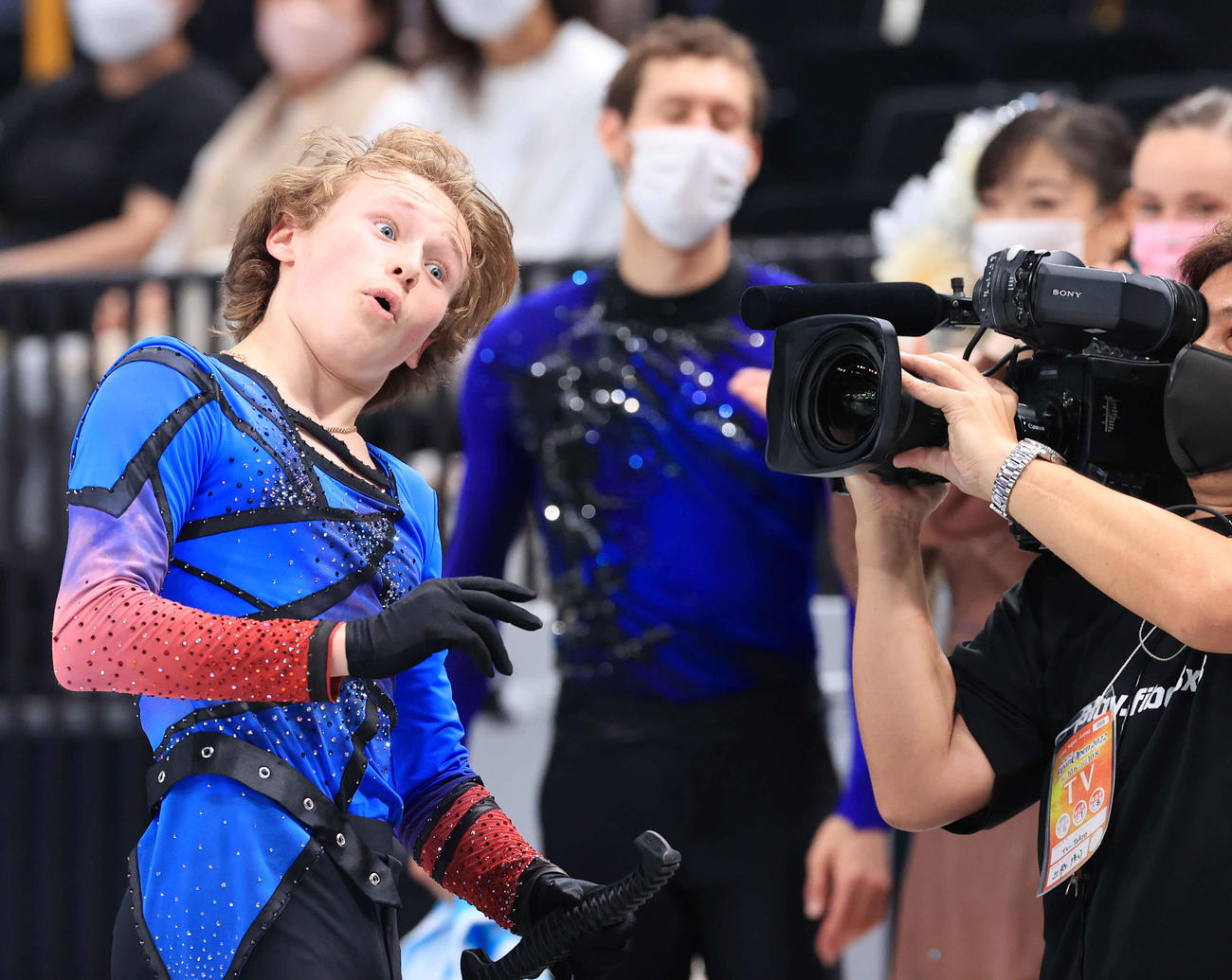 演技を終えて、テレビカメラに驚いたような表情を見せるマリニン（撮影・浅見桂子）