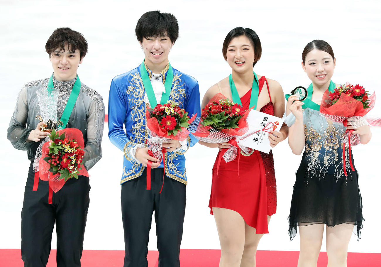 優勝したチーム日本の、左から宇野、三浦、坂本、紀平は笑顔で記念撮影（撮影・浅見桂子）