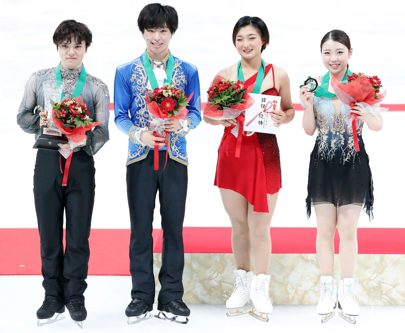 優勝したチーム日本の、左から宇野、三浦、坂本、紀平は笑顔で記念撮影（撮影・浅見桂子）