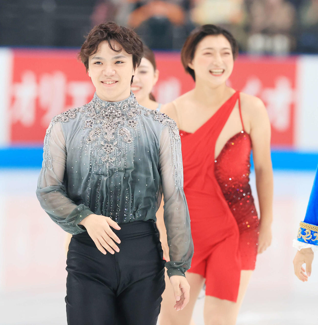 オープニングセレモニーで笑顔の宇野。後方は坂本（撮影・浅見桂子）