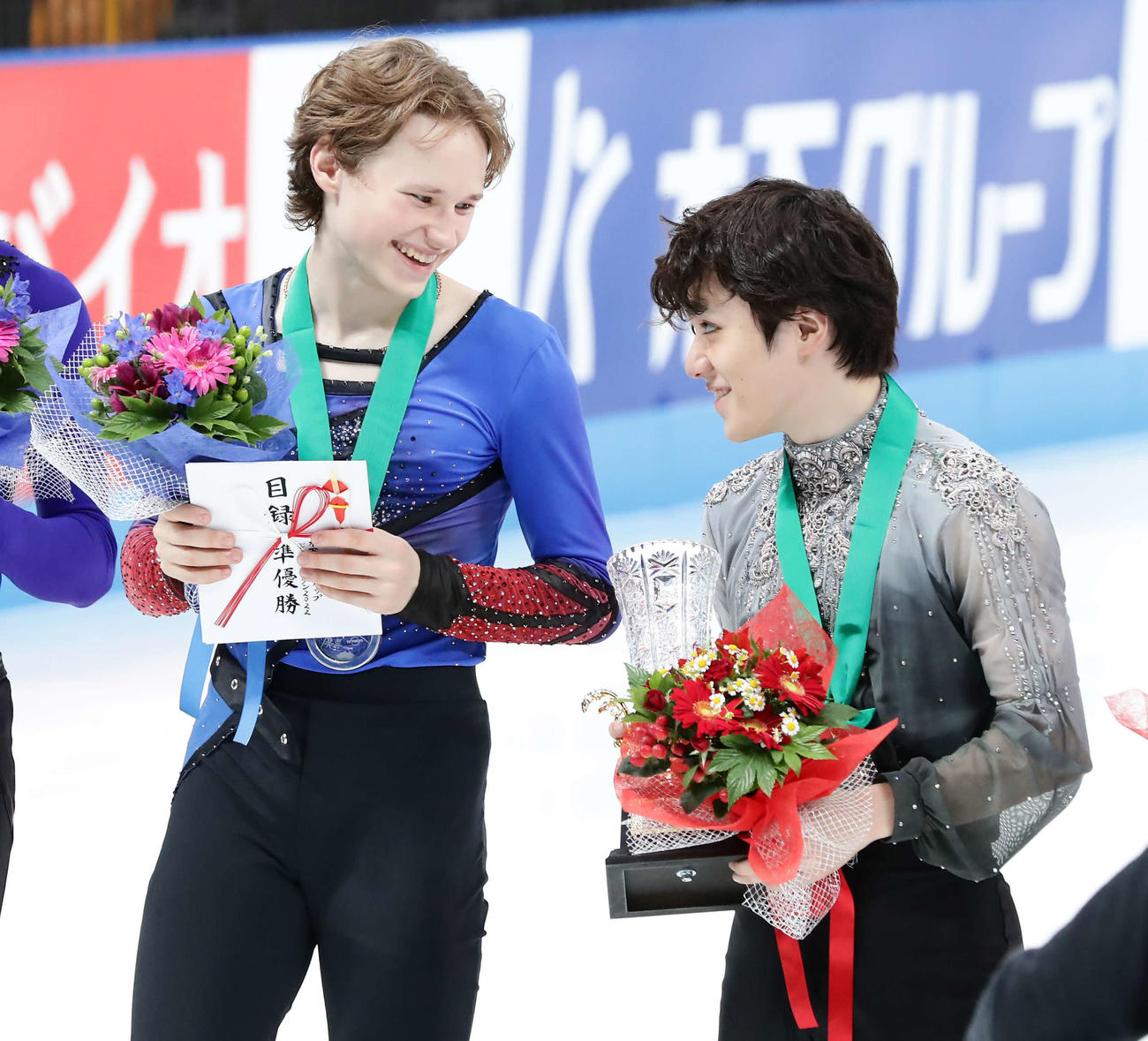 表彰式で、笑顔で話すマリニン（左）と宇野（撮影・浅見桂子）