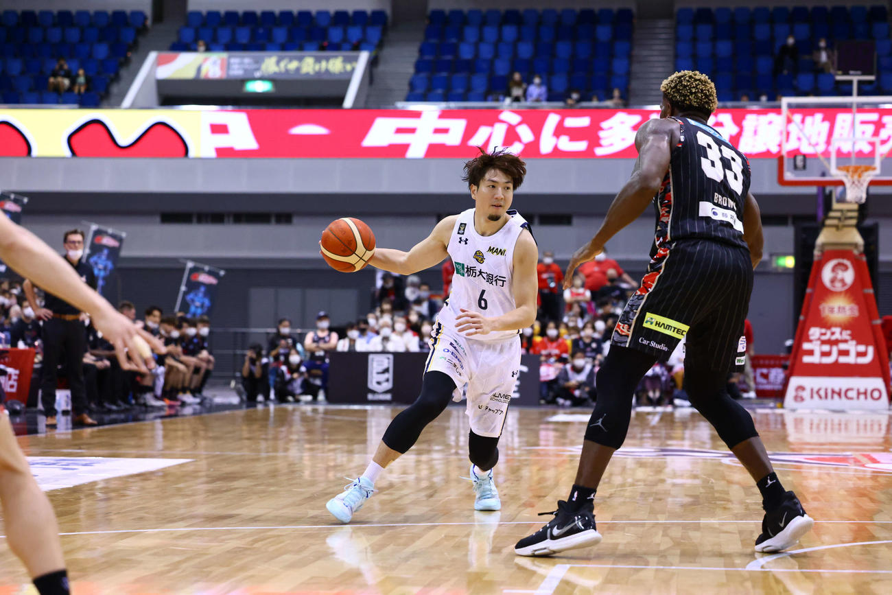 大阪対宇都宮。ドライブインを試みる宇都宮の比江島