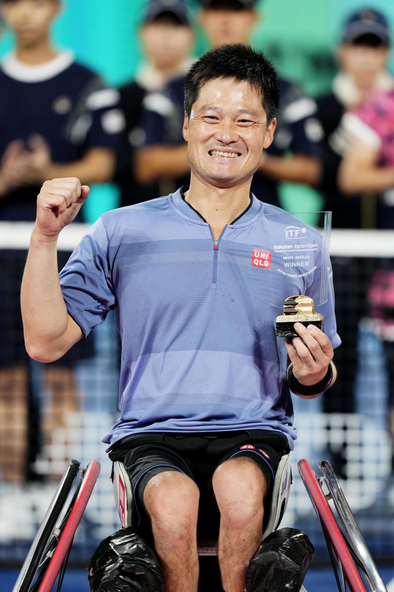 車いすの部シングルスで優勝し笑顔の国枝（共同）