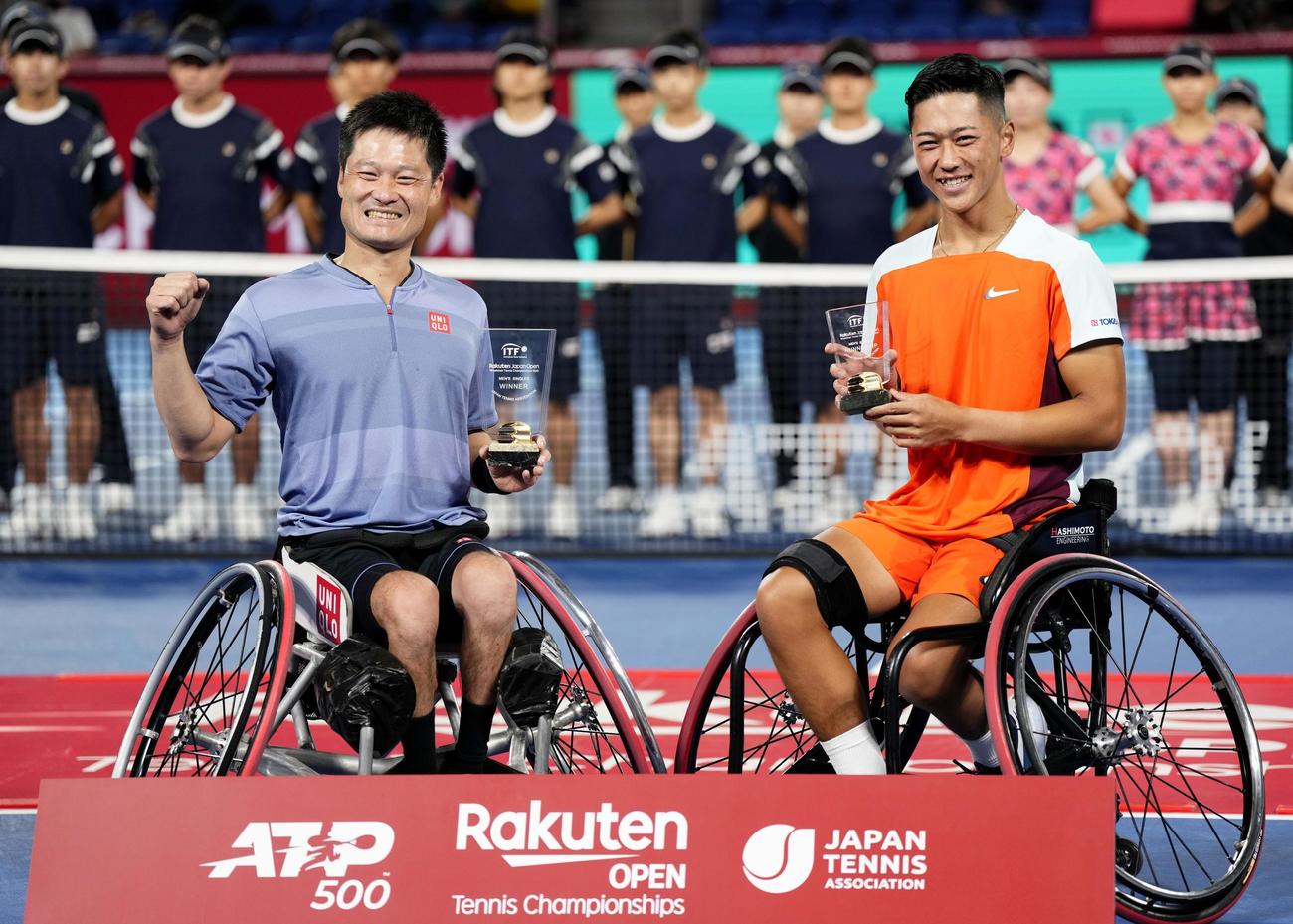 車いすの部シングルスの表彰式でポーズをとる、優勝した国枝慎吾（左）と2位の小田凱人（共同）