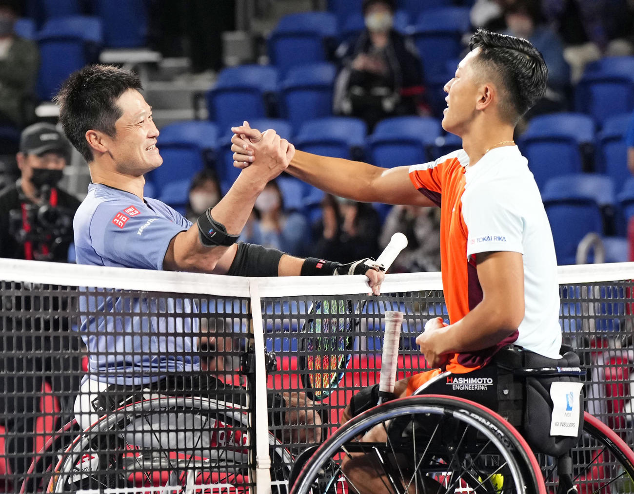 車いすの部シングルス決勝を終え、小田凱人（右）と健闘をたたえ合う優勝した国枝慎吾（共同）