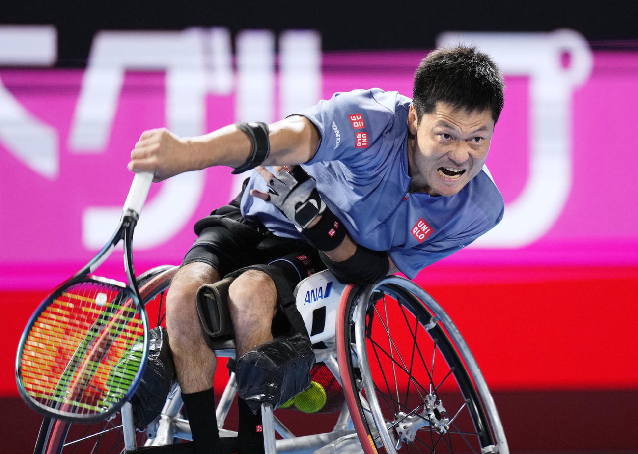 車いすの部シングルス決勝でサーブを放つ国枝慎吾（共同）