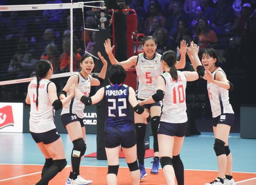 2次リーグのオランダ戦で得点し、喜ぶ日本＝ロッテルダム（共同）
