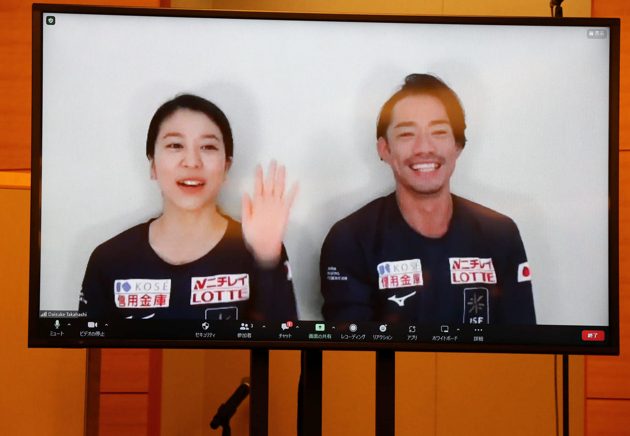 NHK杯フィギュアスケートの会見に、海外からリモート出演した村元（左）と高橋（撮影・浅見桂子）