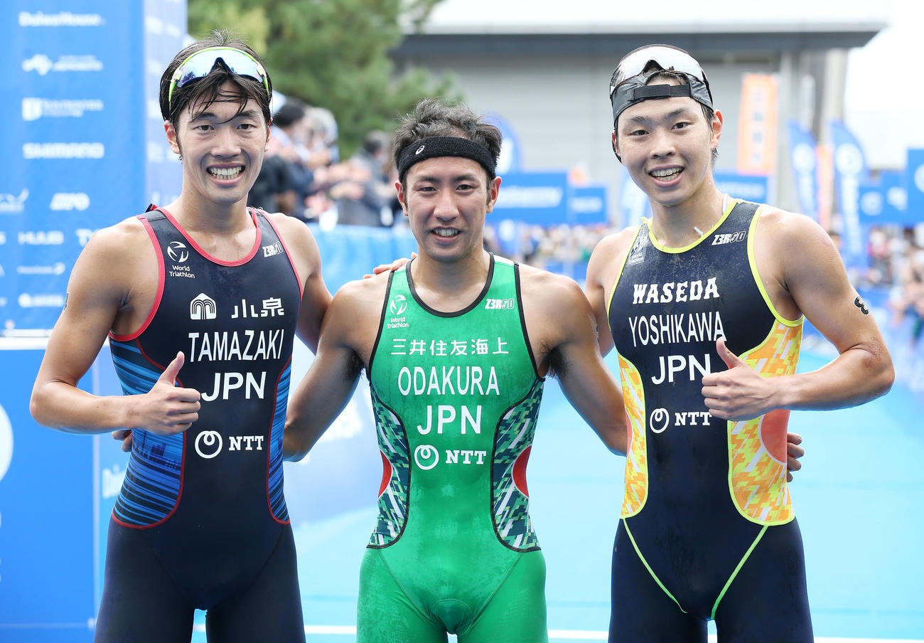 第28回日本トライアスロン選手権大会男子　優勝した小田倉真（中央）、2位の玉崎稜也（左）、3位の吉川恭太郎（撮影・宮地輝）