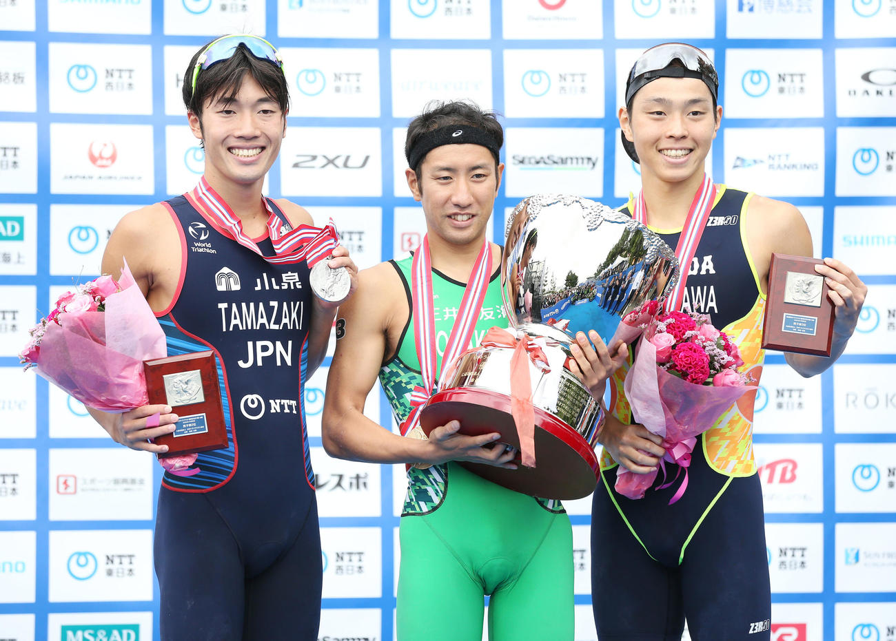 第28回日本トライアスロン選手権大会男子　表彰式で笑顔を見せる選手たち。優勝した小田倉真（中央）、2位の玉崎稜也（左）、3位の吉川恭太郎（撮影・宮地輝）