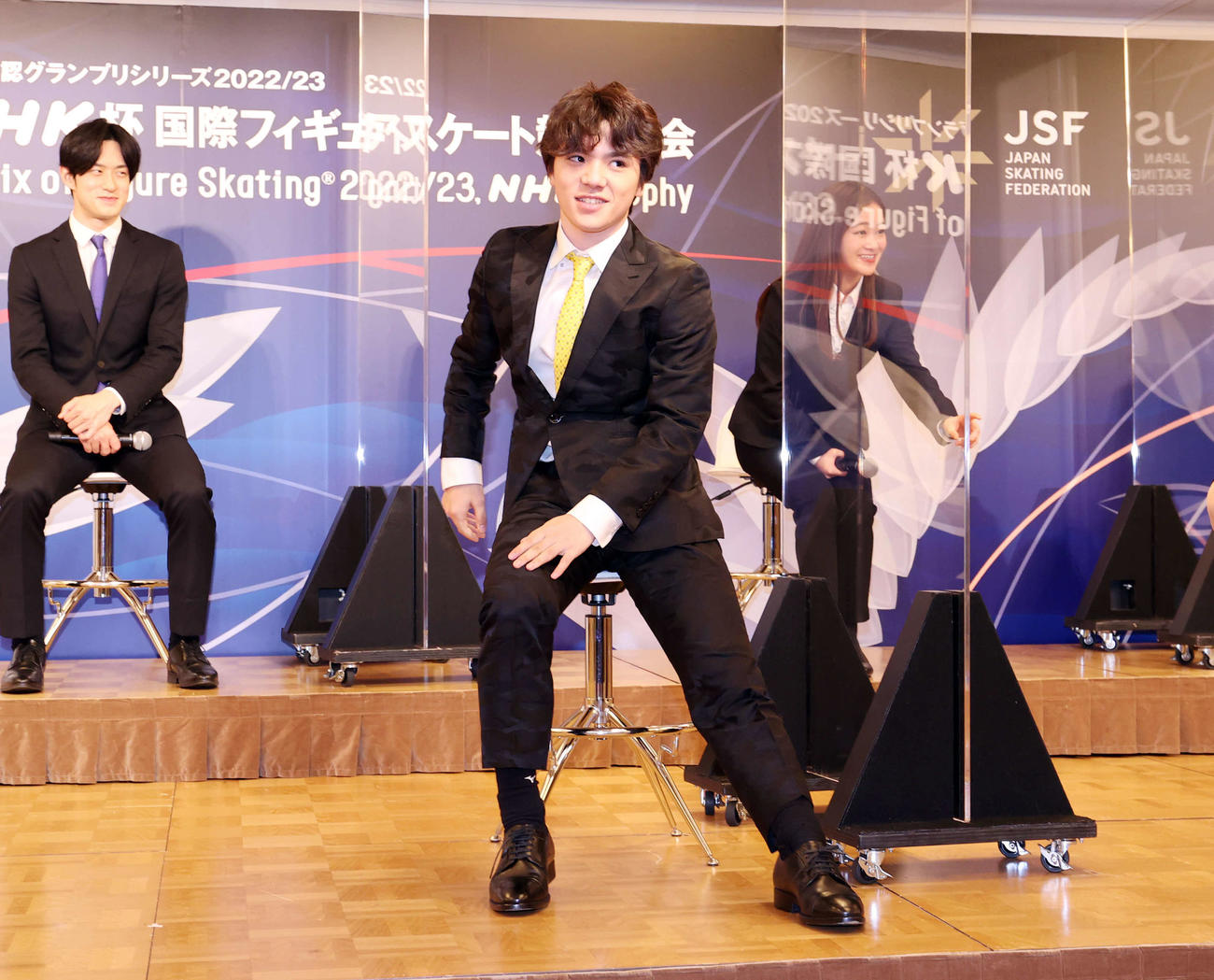 NHK杯フィギュアスケートの会見を終えて、笑顔でいすから立ち上がる宇野（撮影・浅見桂子）