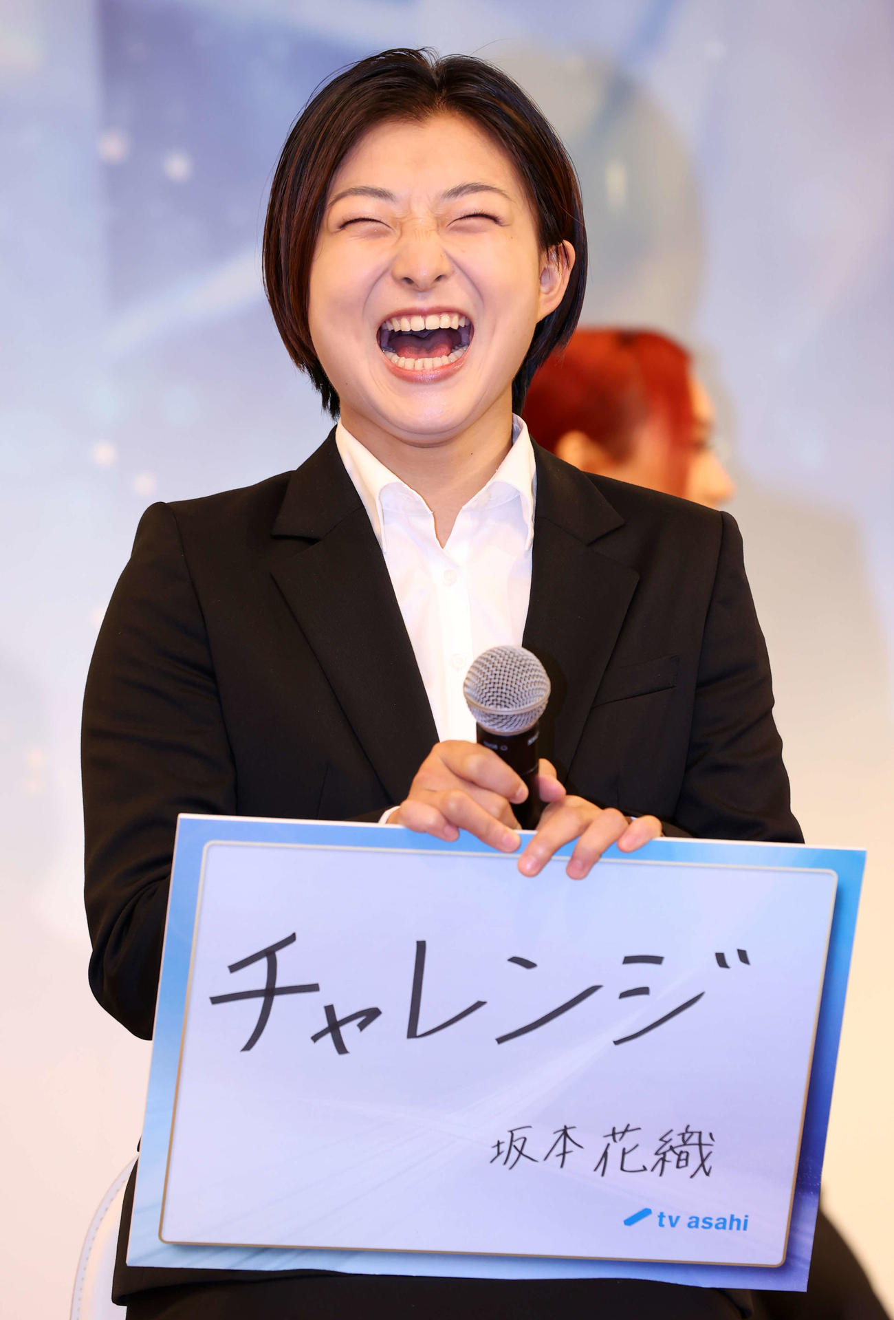 フィギュアスケート「グランプリシリーズ／ファイナル2022」の記者会見で、今季の目標を「チャレンジ」と書き、笑顔を見せる坂本（撮影・浅見桂子）