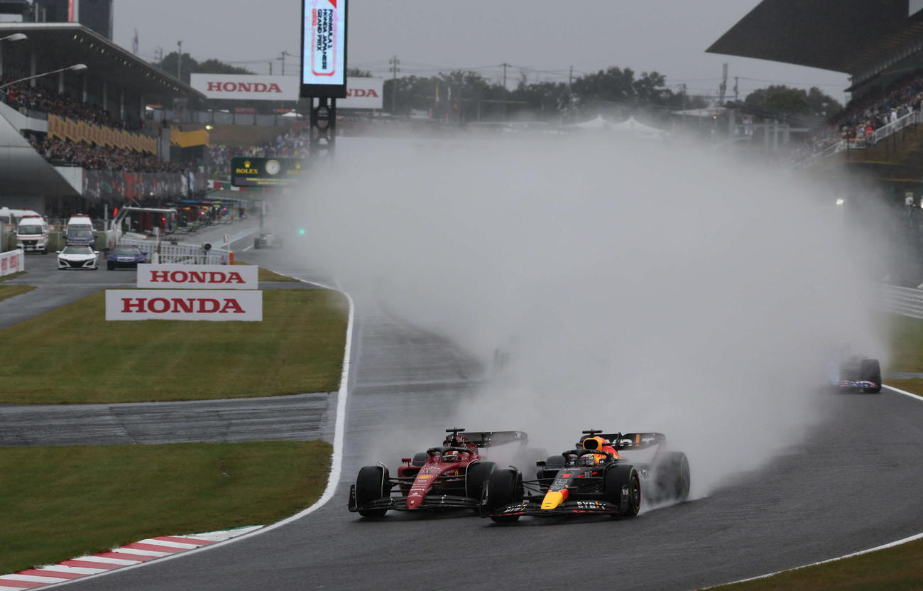 スタートで競り合うレッドブルのマックス・フェルスタッペン（右）とフェラーリのシャルル・ルクレール（撮影・宮崎幸一）