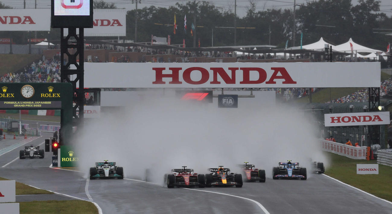 スタートで競り合うレッドブルのマックス・フェルスタッペン（右から4台目）とフェラーリのシャルル・ルクレール（同5台目）（撮影・宮崎幸一）