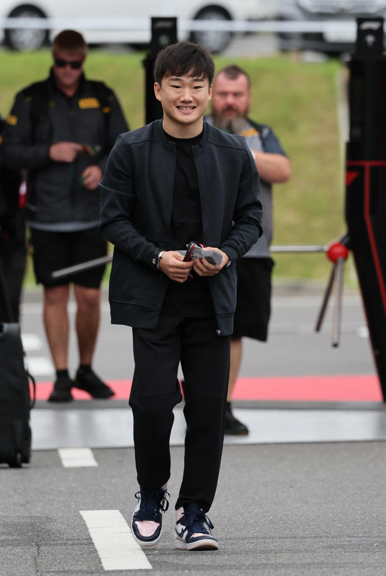 サーキット入りしたアルファタウリの角田裕毅（撮影・宮崎幸一）