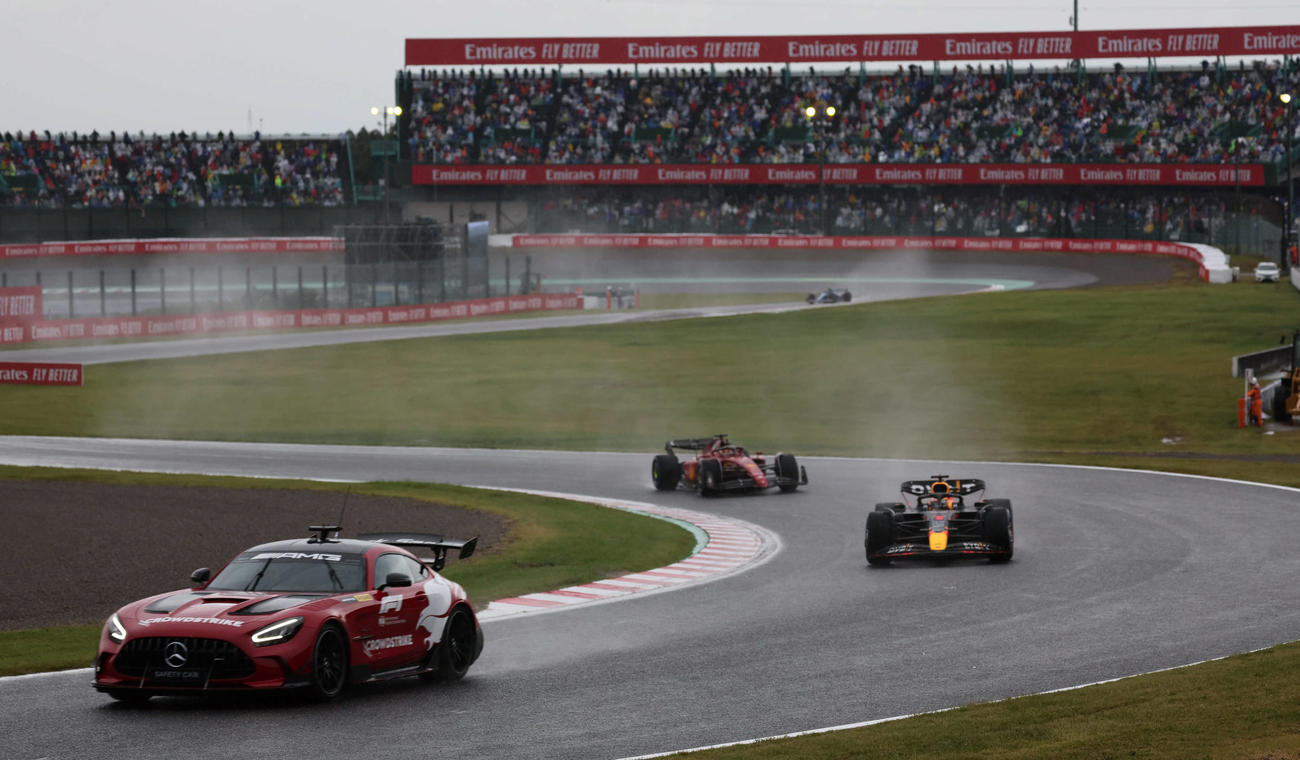 セーフティーカー先導でリスタートに備える、先頭からレッドブルのマックス・フェルスタッペンとフェラーリのシャルル・ルクレールら（撮影・宮崎幸一）