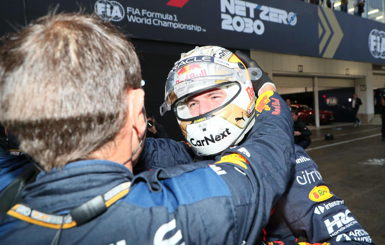 年間チャンピオンを決めて抱き合うレッドブルのマックス・フェルスタッペン（撮影・宮崎幸一）