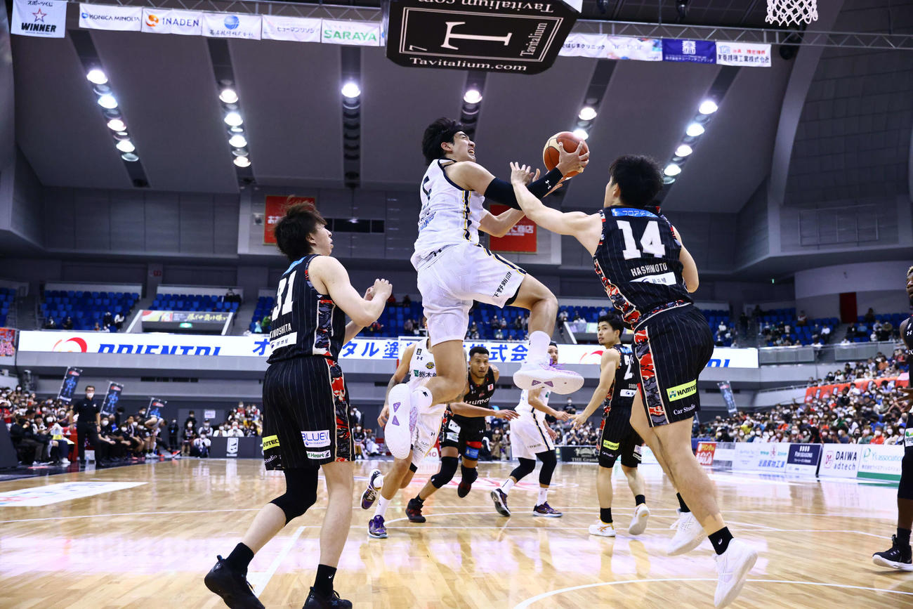 大阪対宇都宮　第3Qにシュートを決める宇都宮ヤン・ジェミン(C)B.LEAGUE