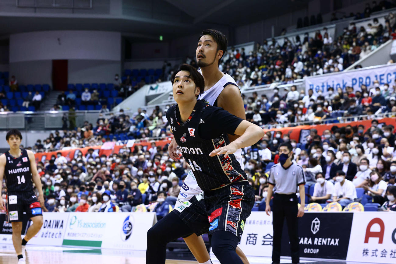 大阪対宇都宮　兄弟でマッチアップした宇都宮竹内公輔（右）と双子の弟・譲次（左）(C)B.LEAGUE