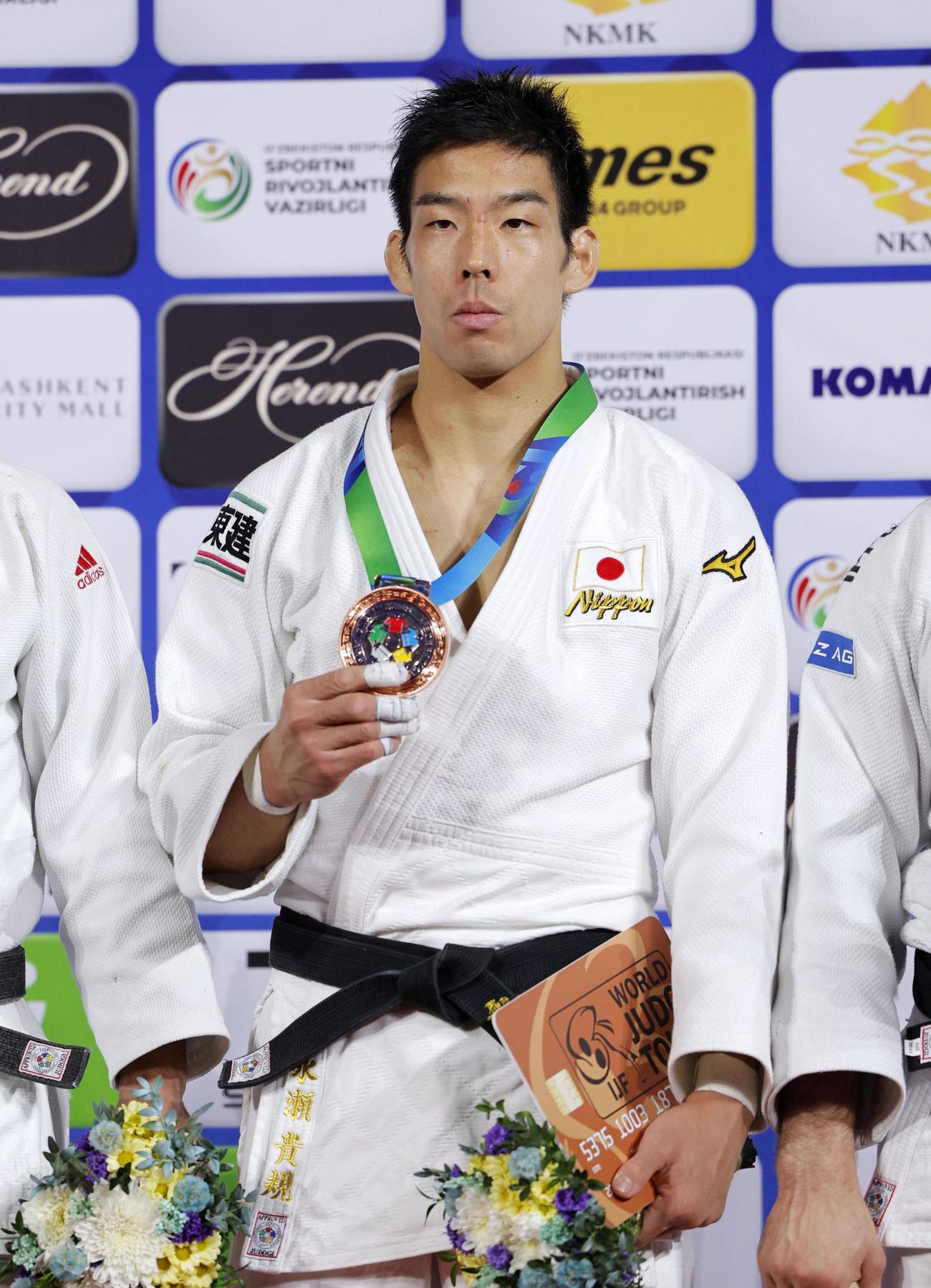 男子81キロ級で3位となり、銅メダルを手にする永瀬貴規（共同）