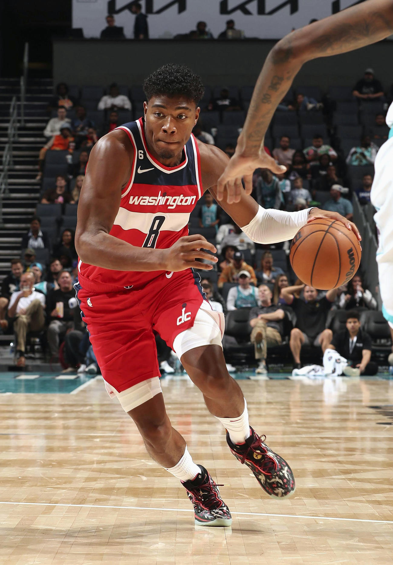 ホーネッツとのオープン戦で突破を図るウィザーズの八村（NBAE提供・ゲッティ＝共同）