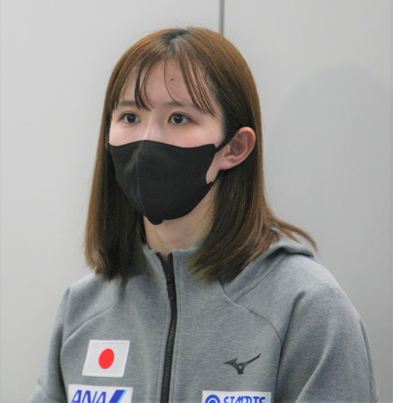 卓球の世界選手権女子団体で銀メダルを獲得し、成田空港に帰国した早田（撮影・藤塚大輔）