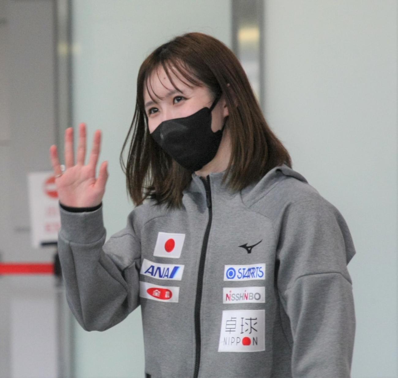 卓球の世界選手権女子団体で銀メダルを獲得し、成田空港に帰国した早田（撮影・藤塚大輔）
