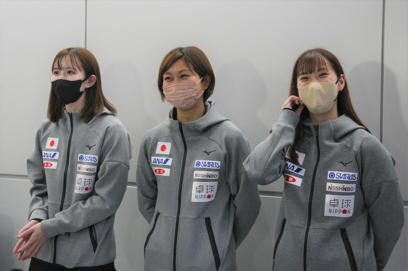 卓球の世界選手権女子団体を獲得し成田空港に帰国した、左から早田、佐藤、長崎（撮影・藤塚大輔）