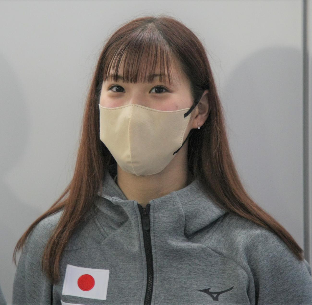 卓球の世界選手権女子団体で銀メダルを獲得し成田空港に帰国した長崎（撮影・藤塚大輔）