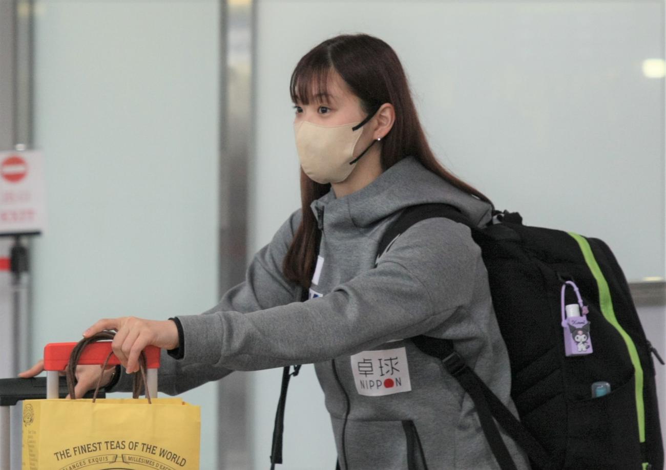 卓球の世界選手権女子団体で銀メダルを獲得し成田空港に帰国した長崎（撮影・藤塚大輔）