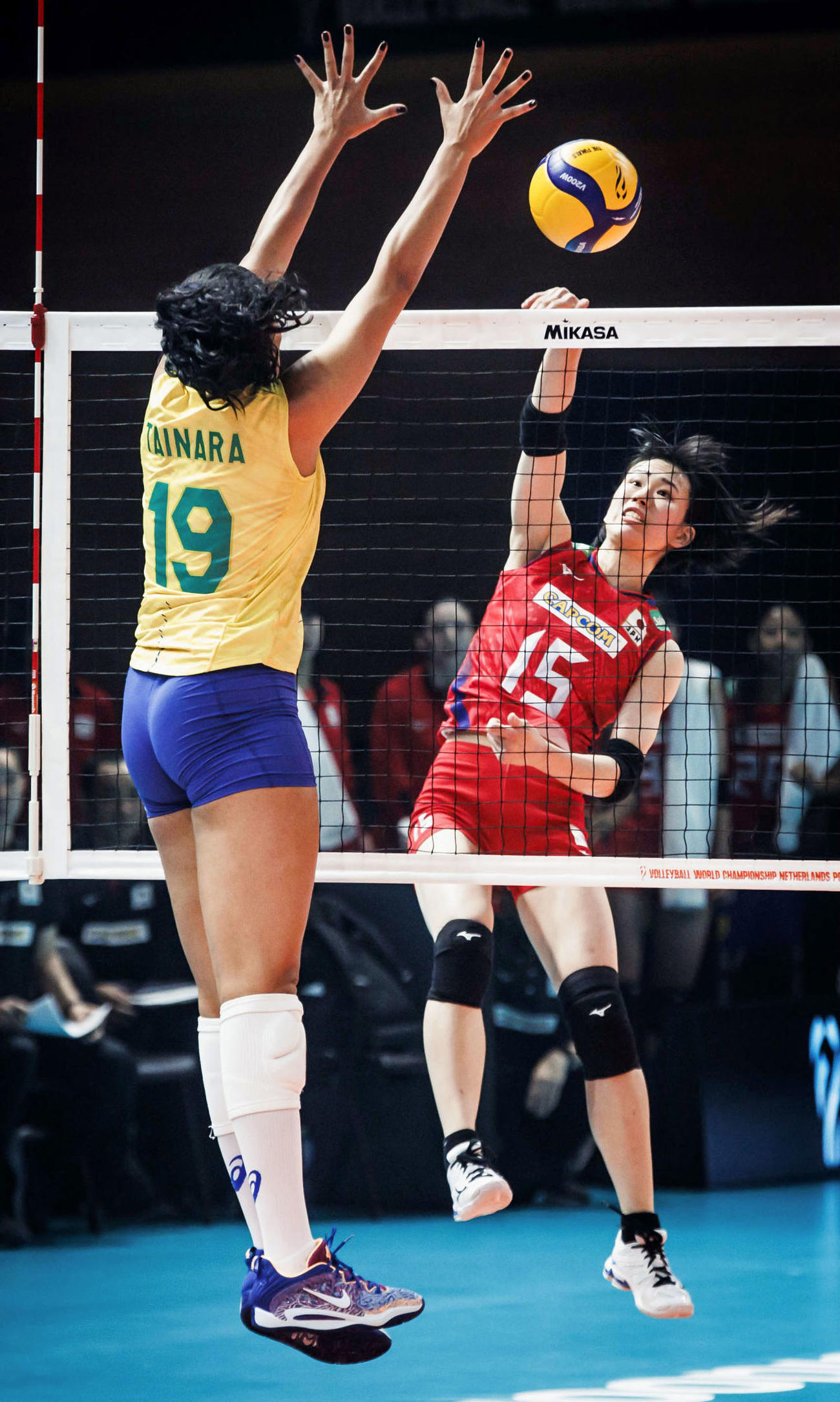 準々決勝のブラジル戦でスパイクを放つ林琴奈（Volleyball　World提供・共同）