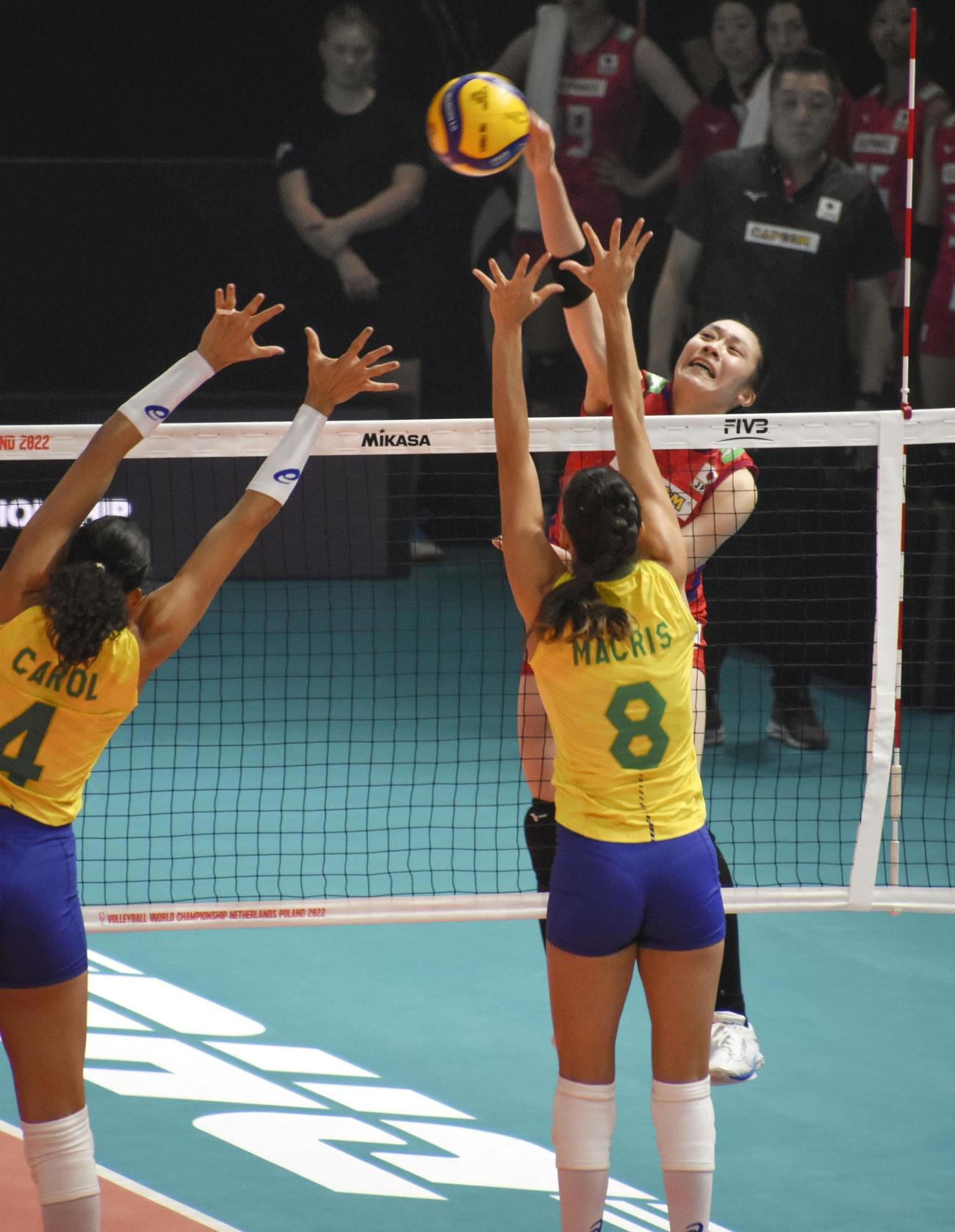 準々決勝のブラジル戦でスパイクを放つ石川真佑（共同）