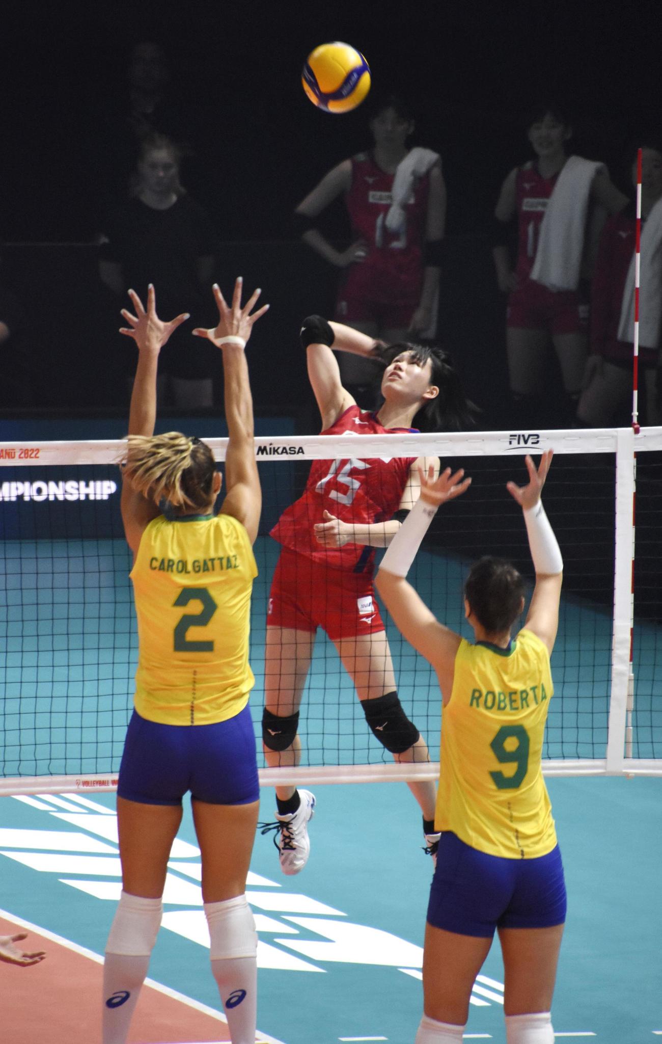 準々決勝のブラジル戦でスパイクを放つ林琴奈（共同）