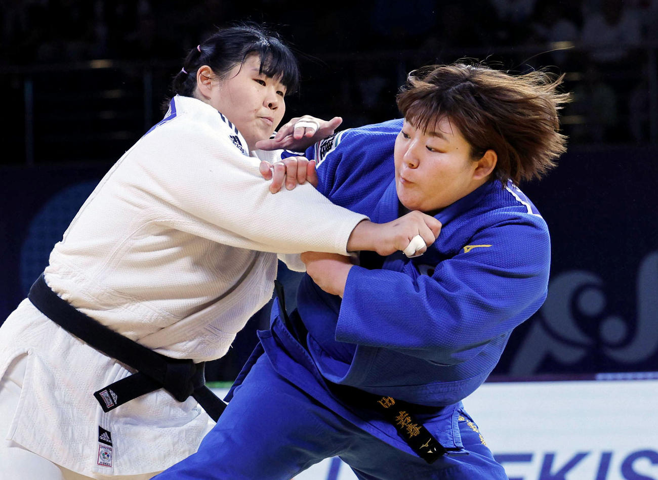 女子78 キロ 超級3位決定戦　韓国選手（左）を攻める冨田若春（共同）
