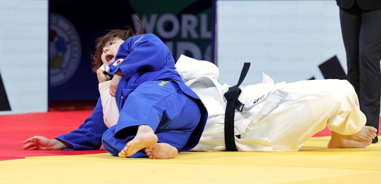 女子78 キロ 超級3位決定戦　韓国選手（奥）に一本勝ちした冨田若春（共同）
