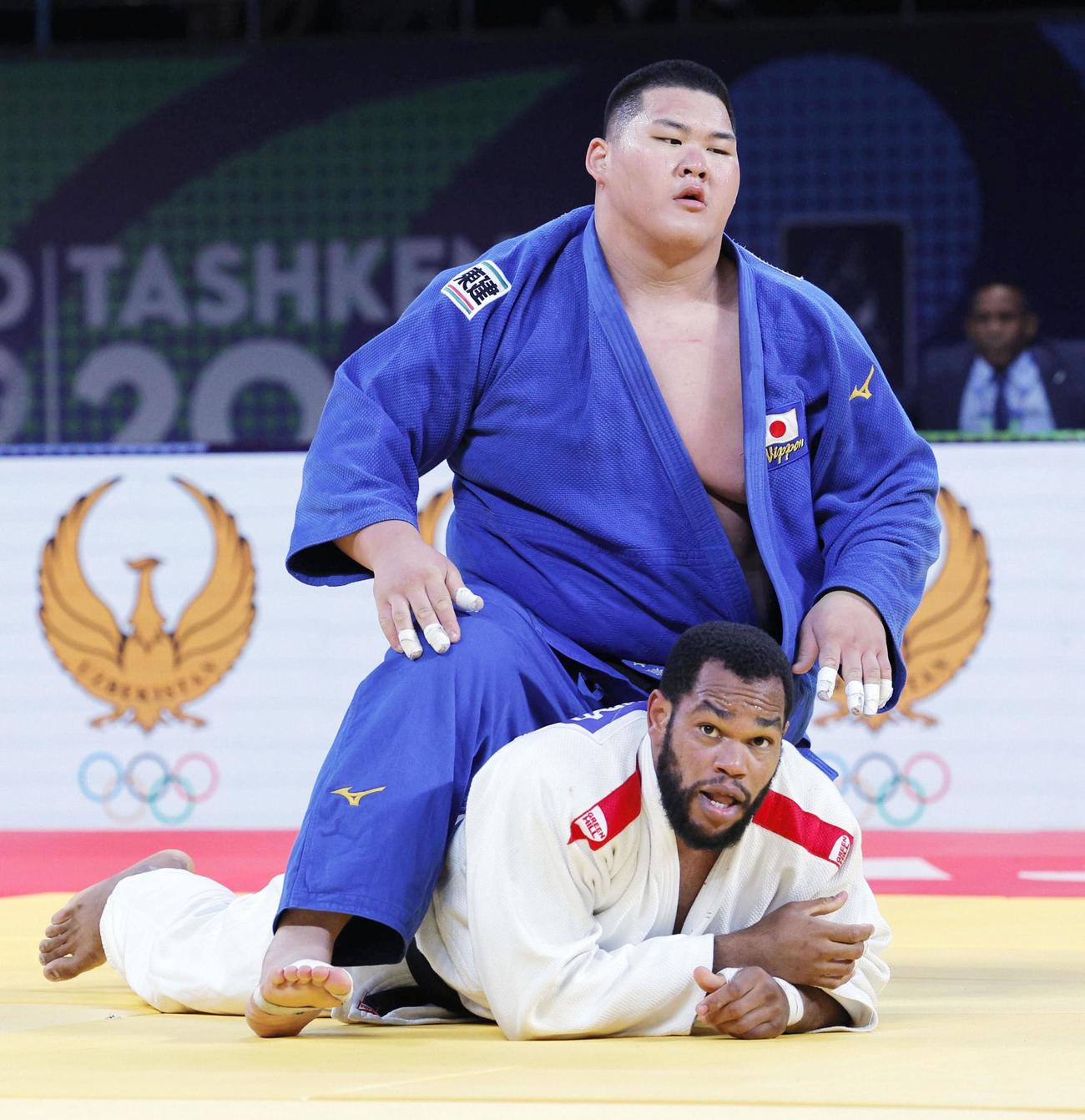 男子100キロ超級決勝で、キューバ選手（下）に反則負けを喫した斉藤立（共同）