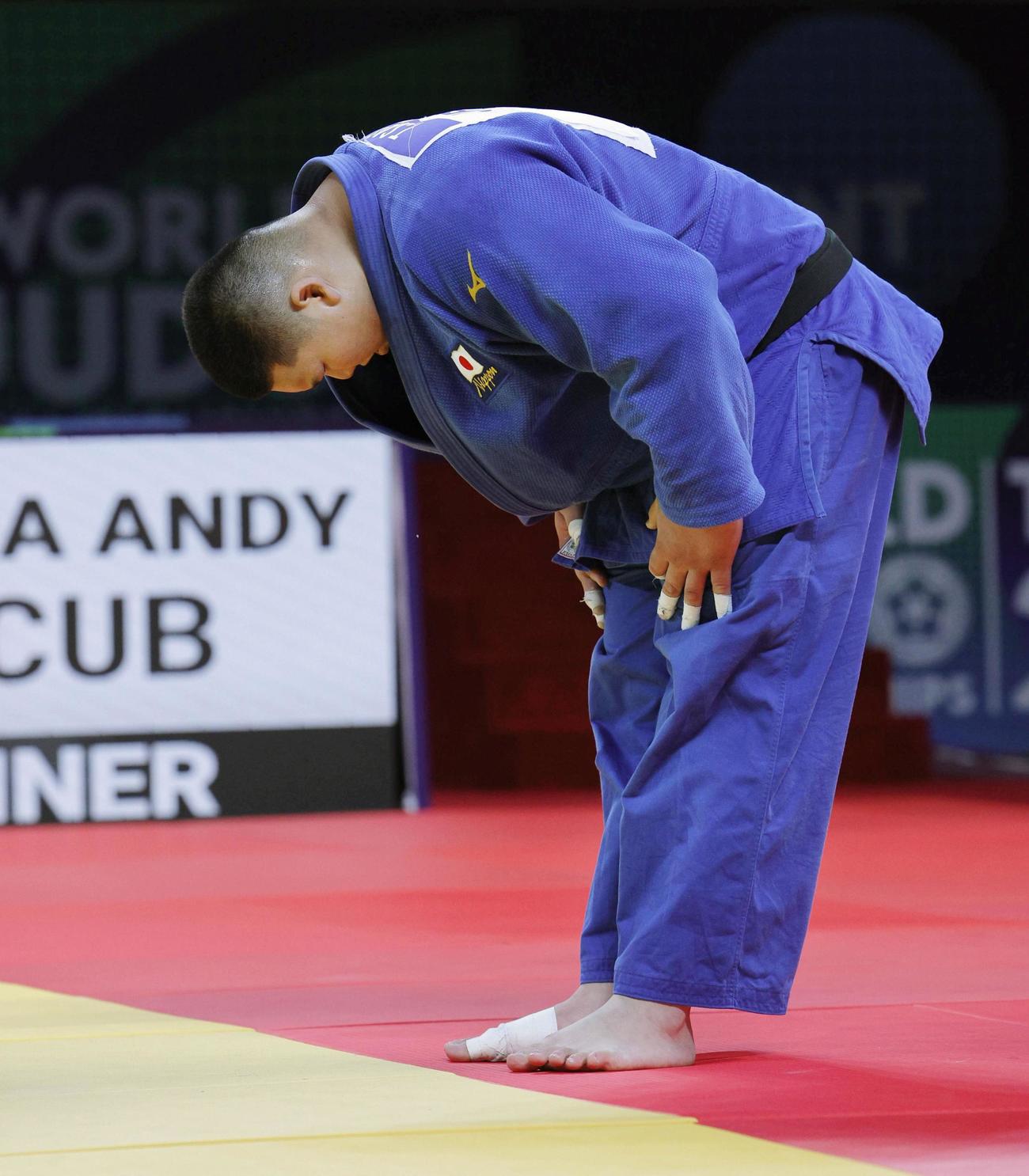 男子100キロ超級決勝で敗れ、引き揚げる斉藤立（共同）