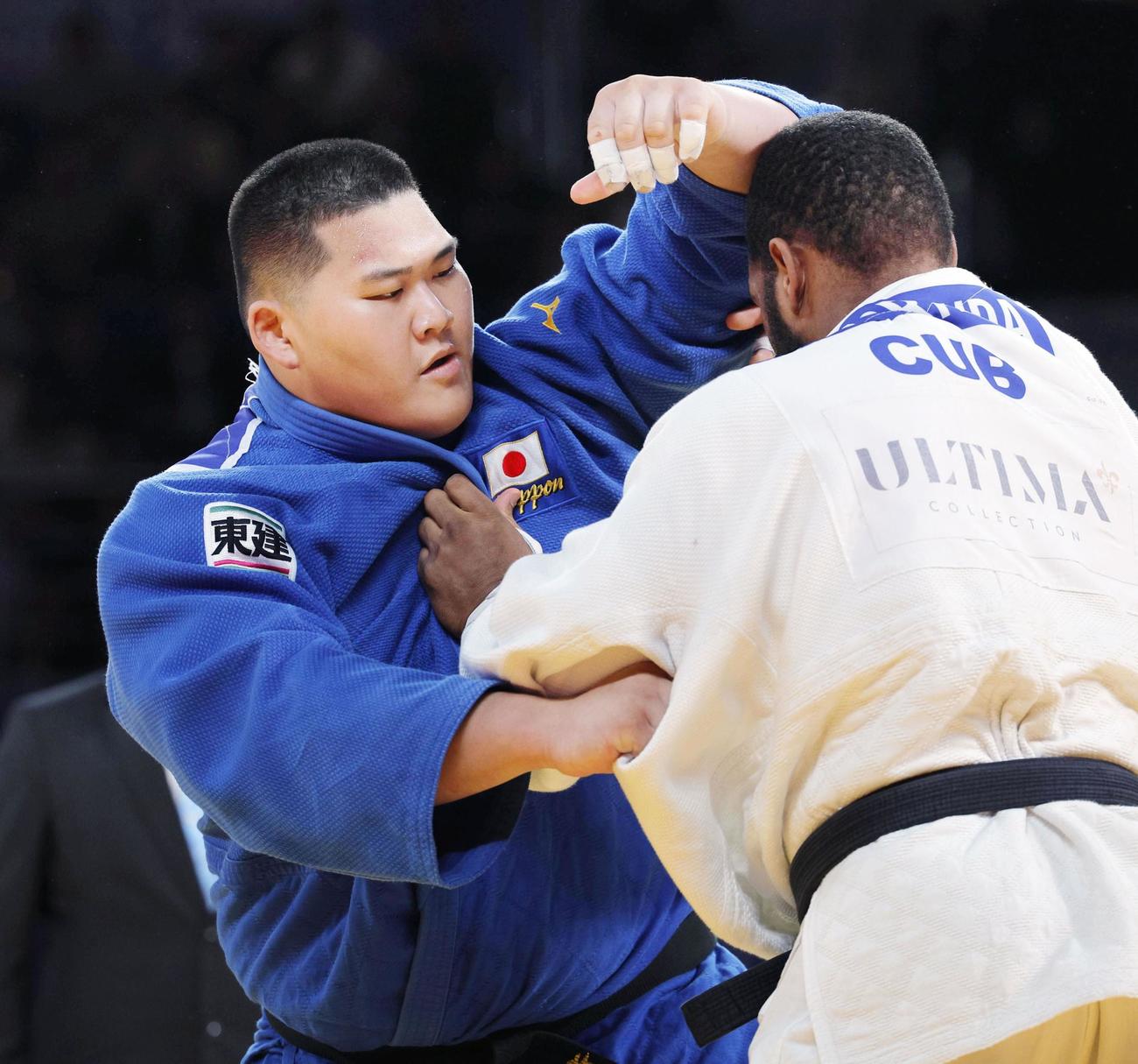 男子100キロ超級決勝でキューバ選手（右）と対戦する斉藤立（共同）