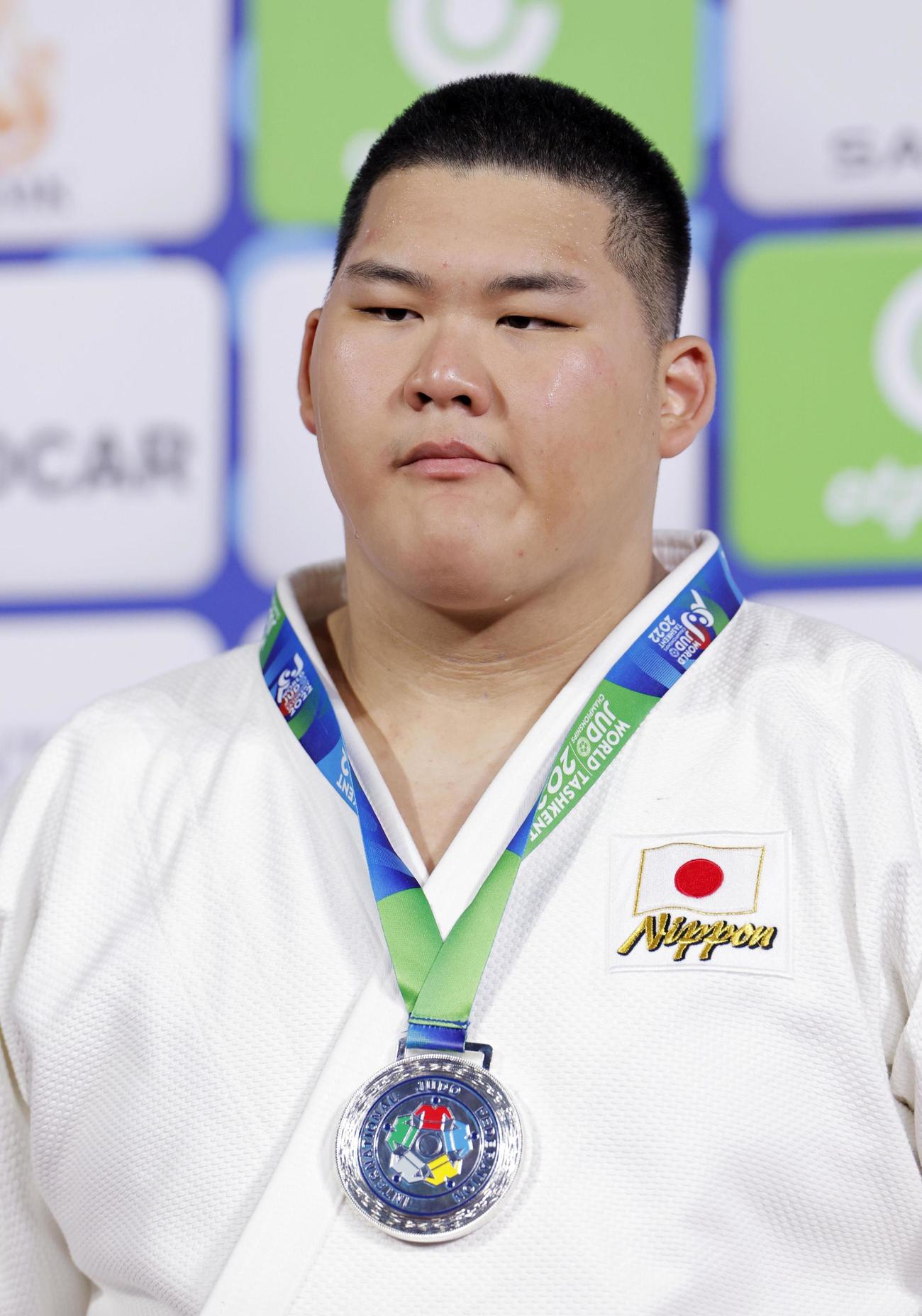 男子100キロ超級で2位となり、銀メダルを胸にする斉藤立（共同）