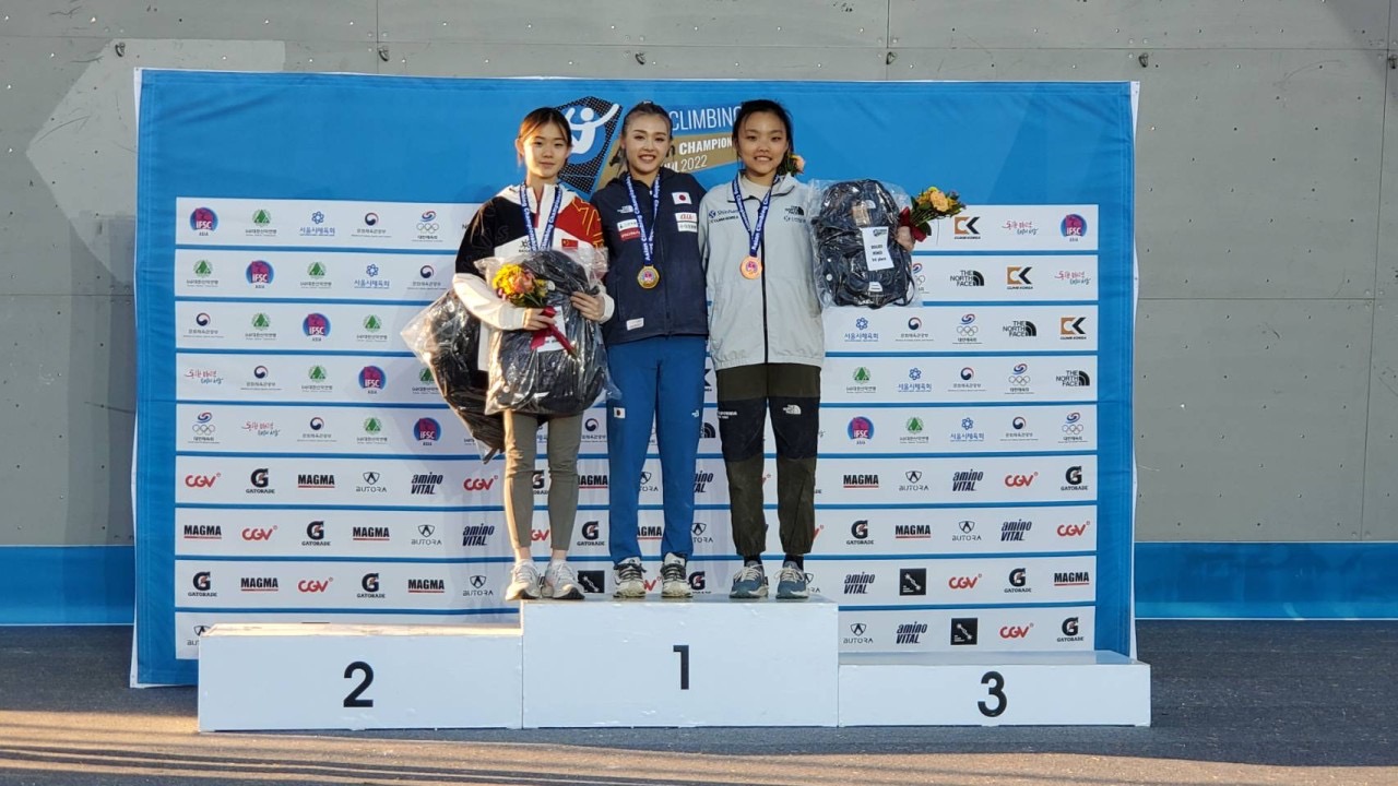 アジア選手権ボルダリング女子を制した伊藤ふたば（中央）ら（C）JMSCA