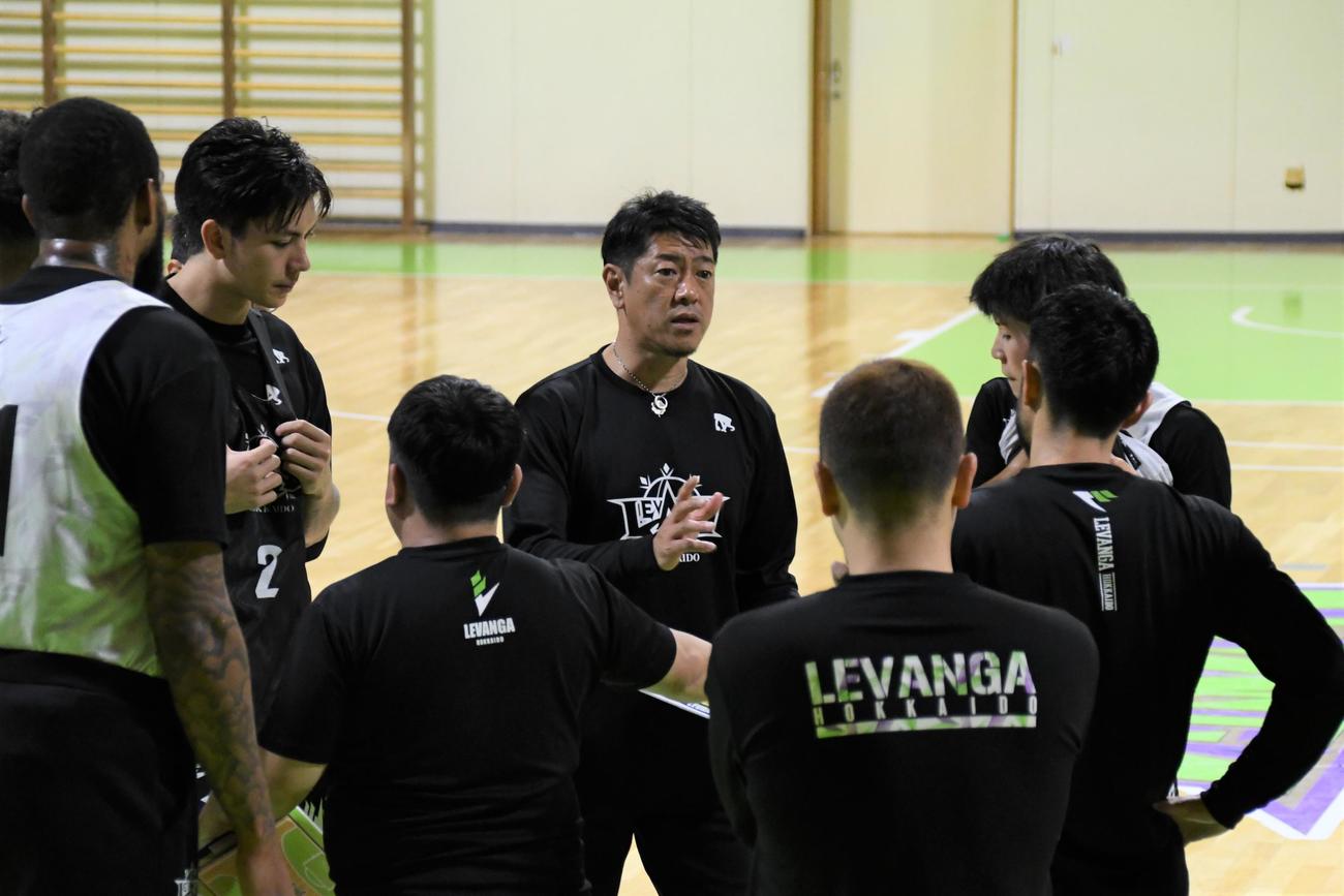 選手に指示を出す佐古監督（中央）（撮影・石井翔太）