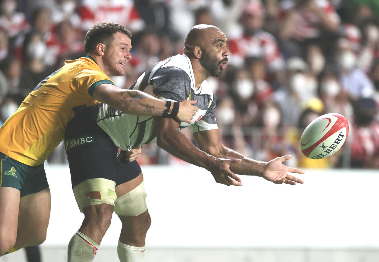 後半、タックルされながらもトライを決めたロック・コーネルセンにパスを出すFLリーチ・マイケル（右）（撮影・前田充）