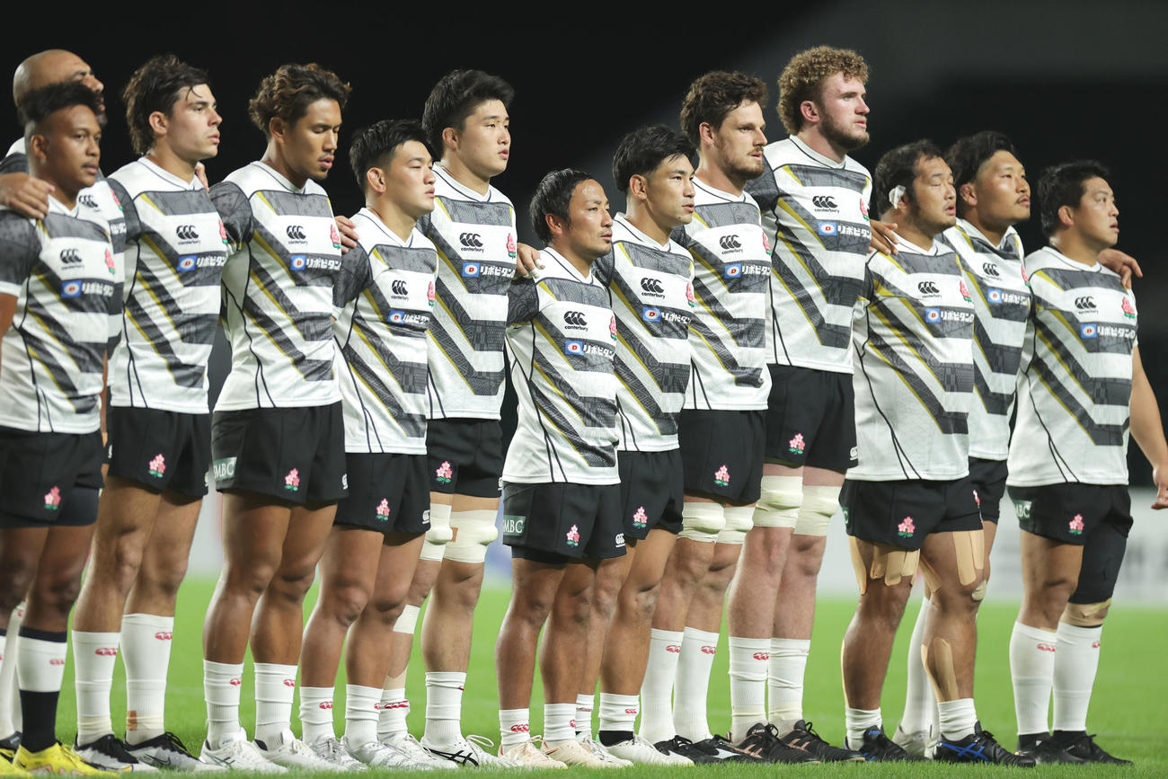 試合前、肩を組み君が代斉唱する日本フィフティーン（撮影・前田充）