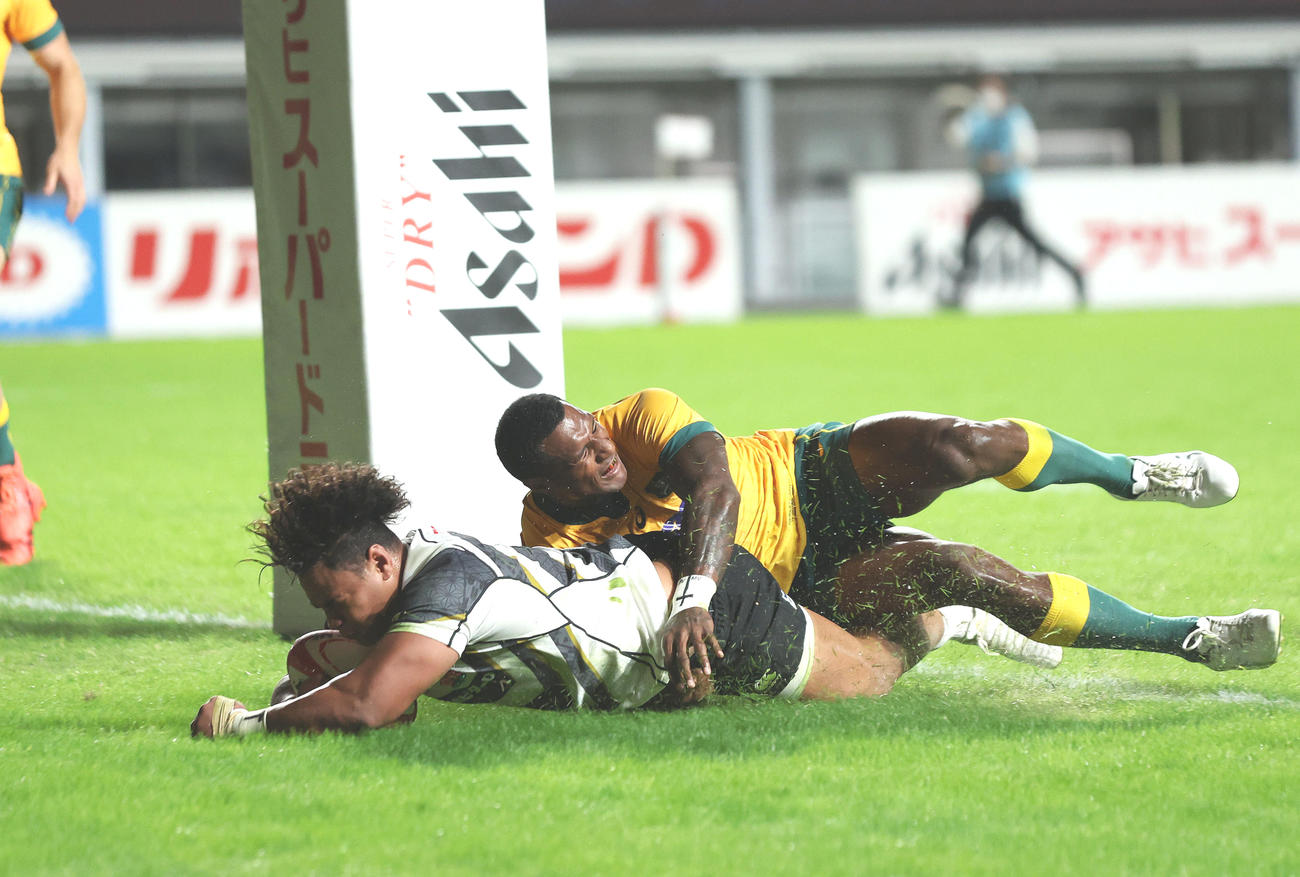 日本対オーストラリアA　前半、トライを決めるNO8タタフ（左）（撮影・前田充）