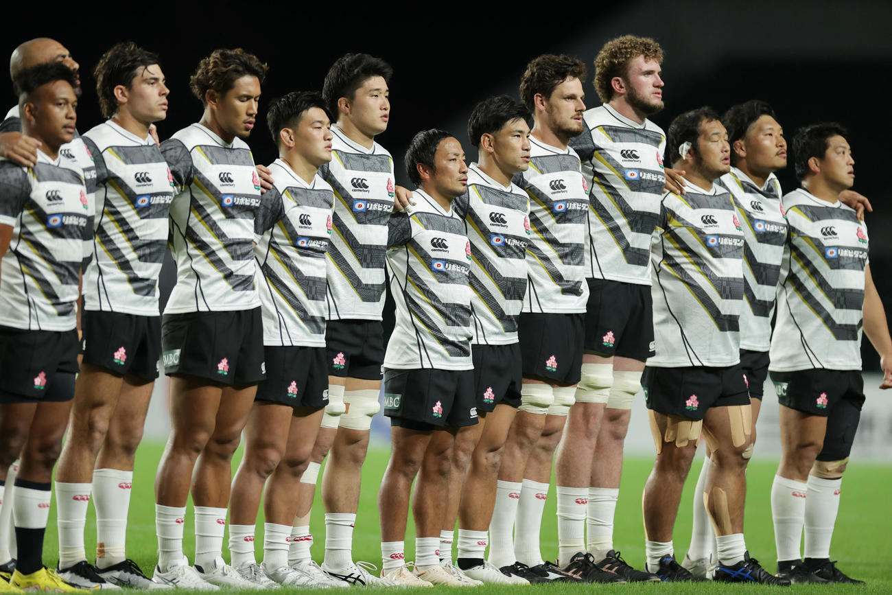 日本対オーストラリアA　　試合前、肩を組み国歌斉唱する日本フィフティーン（撮影・前田充）