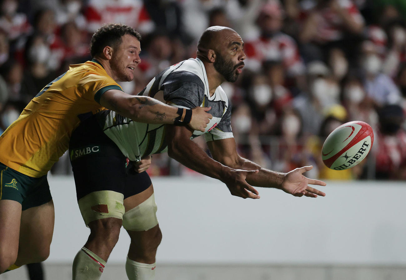日本対オーストラリアA　後半、トライを決めたロック・コーネルセンにパスを出すフランカー・リーチ・マイケル（右）（撮影・前田充）