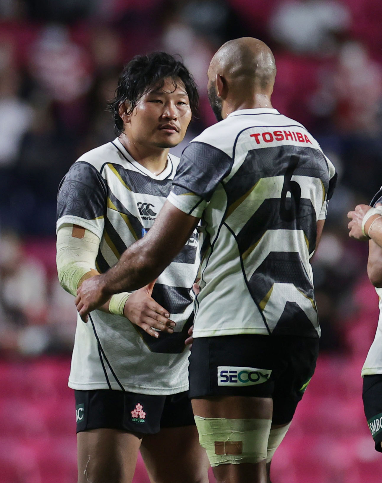 日本対オーストラリアA　オーストラリアAに勝利し、リーチ・マイケル（右）と握手する稲垣（撮影・前田充）