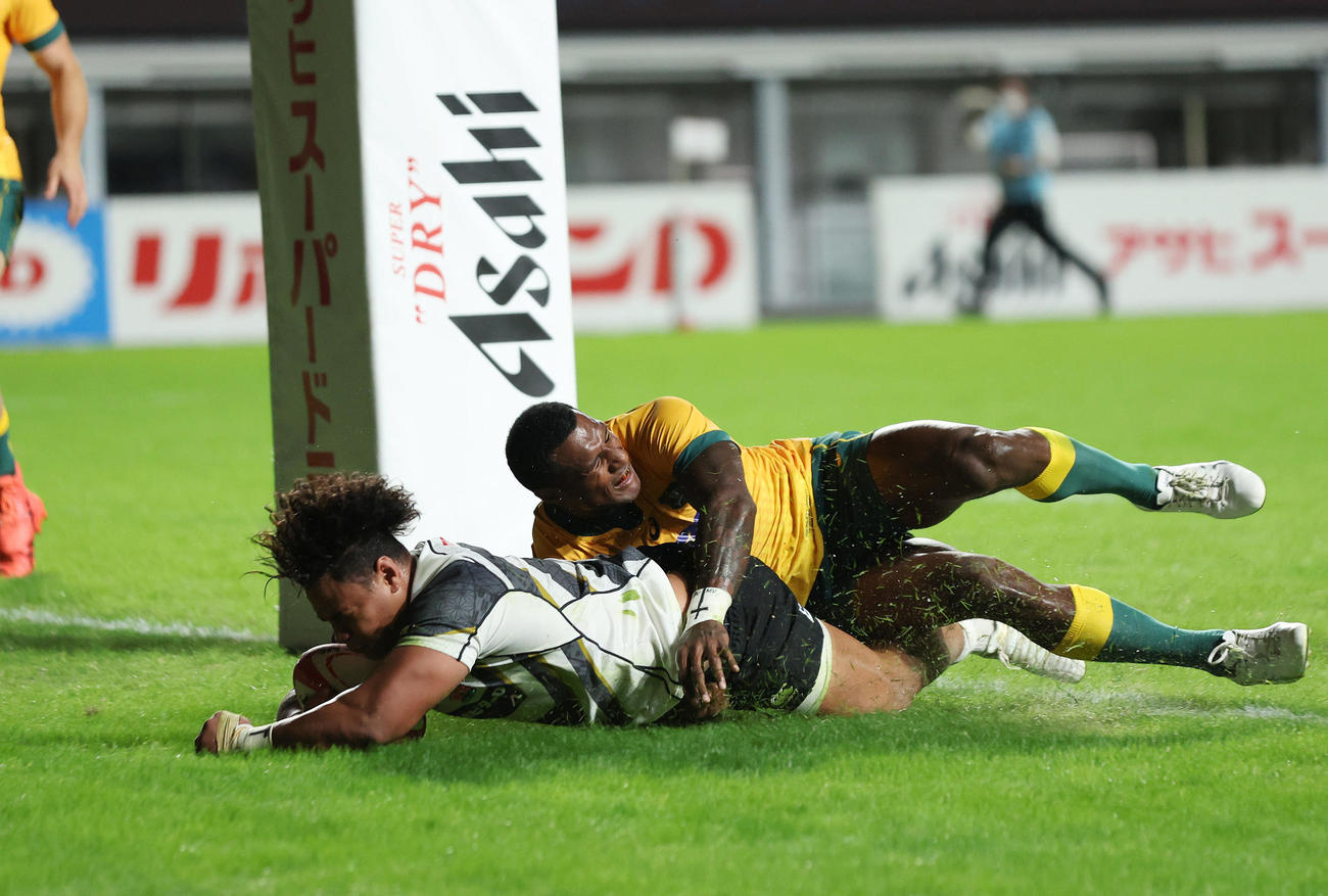 日本対オーストラリアA　前半、トライを決めるNO8タタフ（左）（撮影・前田充）